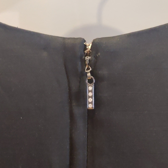 Elegant Black Sleeveless Dress - Picture 4 of 5